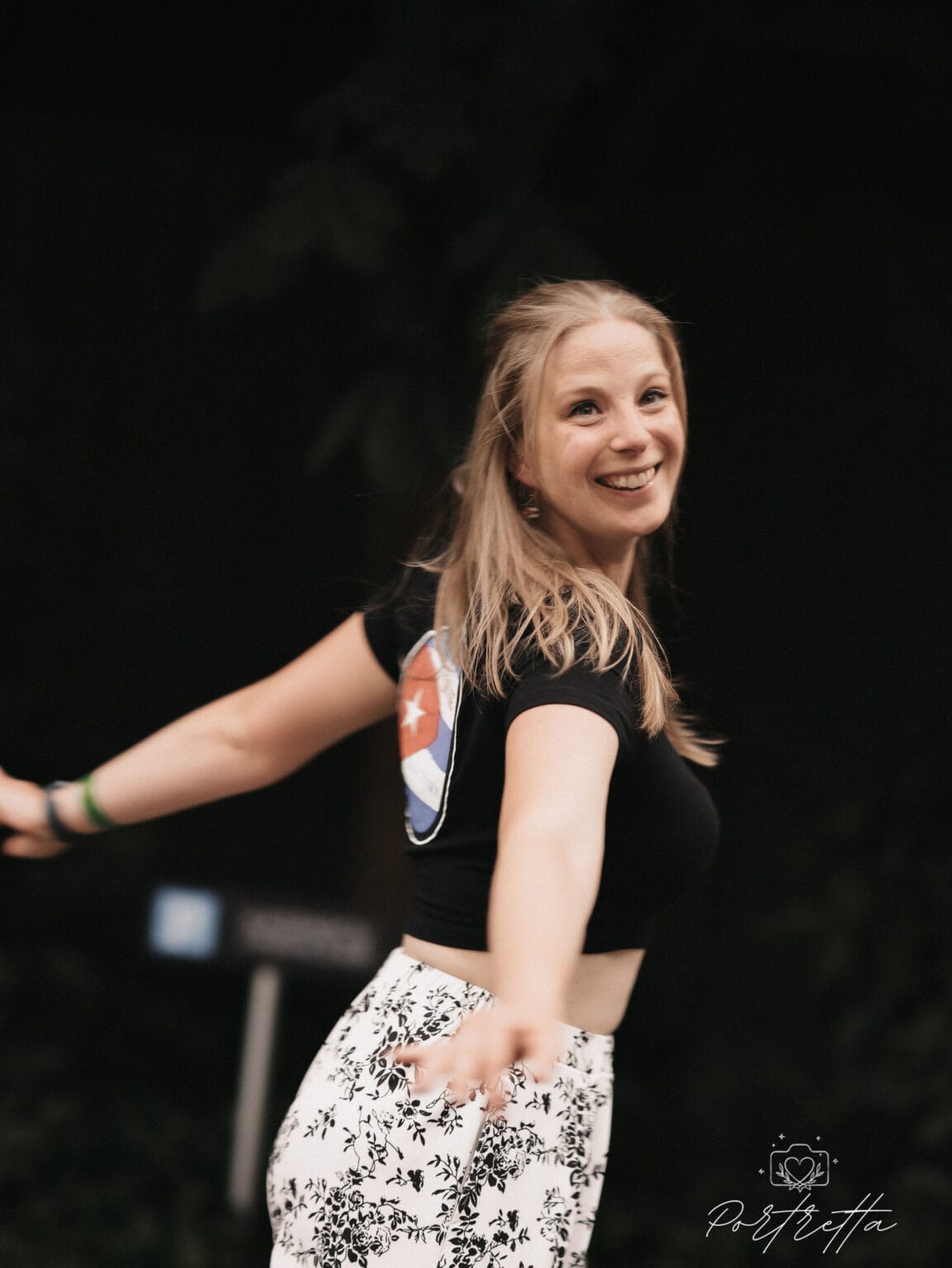 Sanne dansend in haar SalSanne shirt